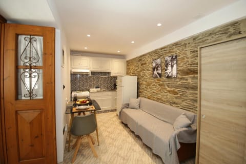 Kitchen or kitchenette, Living room, Seating area