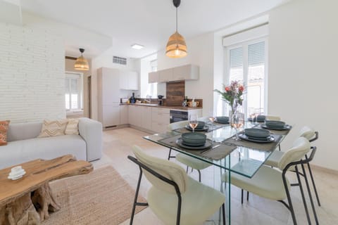 Kitchen or kitchenette, Living room, Seating area, Dining area