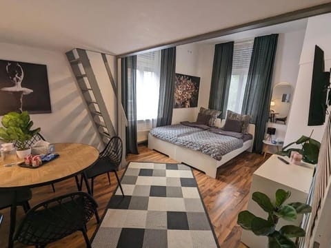 Bed, TV and multimedia, Living room, Photo of the whole room, Seating area, Bedroom