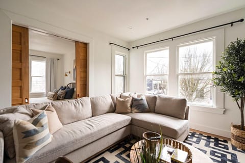 Stay Portland - Historic 6BR - Walk to NW Shops - Sleeps 12 Apartment in Portland
