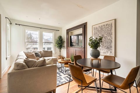 Stay Portland - Historic 6BR - Walk to NW Shops - Sleeps 12 Apartment in Portland