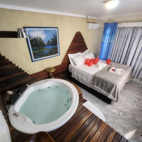 Bed, Hot Tub, Photo of the whole room, Bedroom, Bath, towels
