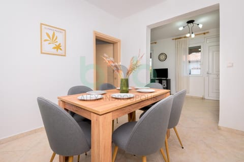 Photo of the whole room, Dining area