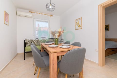 Photo of the whole room, Dining area, air conditioner