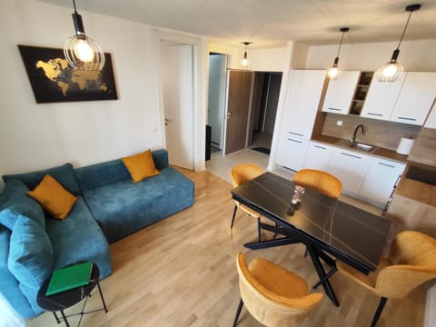 Kitchen or kitchenette, Living room, Seating area, Dining area