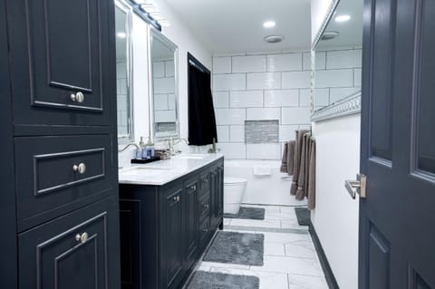 The Black and White House House in Oakland