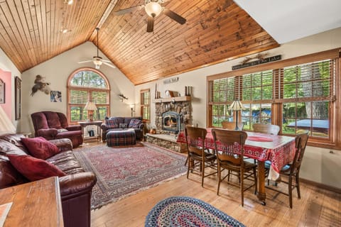 Living room, Seating area, Dining area, fireplace