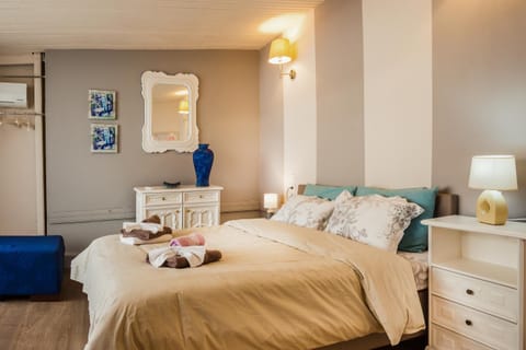 Bed, Photo of the whole room, Bedroom, towels, air conditioner