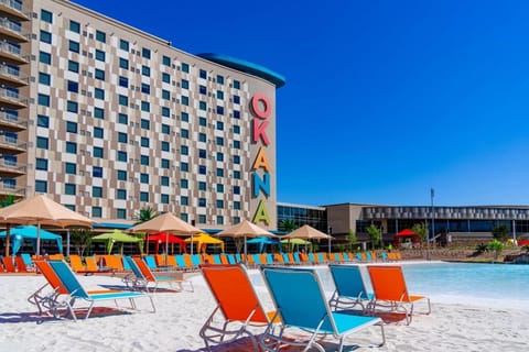 Property building, Beach, Evening entertainment, Swimming pool, sunbed
