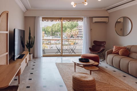 Communal lounge/ TV room, TV and multimedia, Living room, Seating area, air conditioner