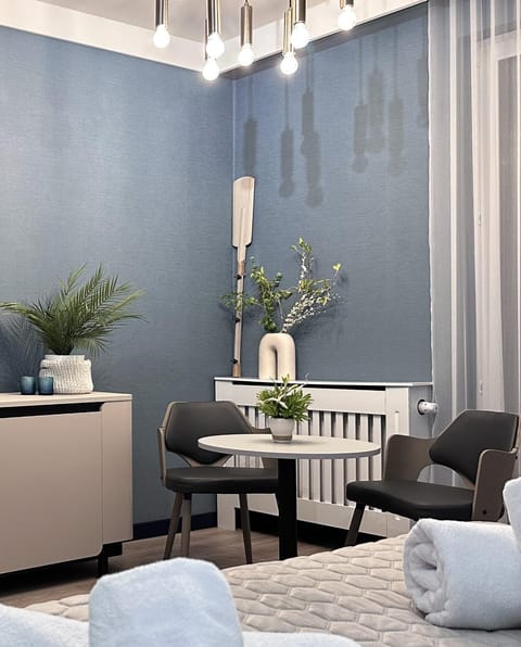 Photo of the whole room, Seating area