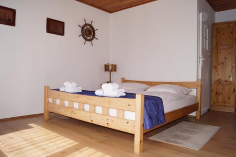 Bed, Photo of the whole room, towels