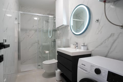 Shower, Toilet, Bathroom, towels, washing machine