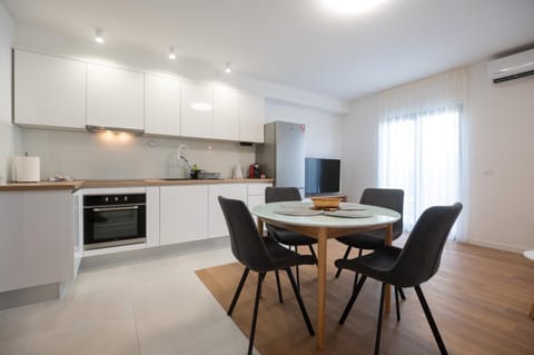 TV and multimedia, Kitchen or kitchenette, Seating area, Dining area, dishwasher, oven, stove, toaster