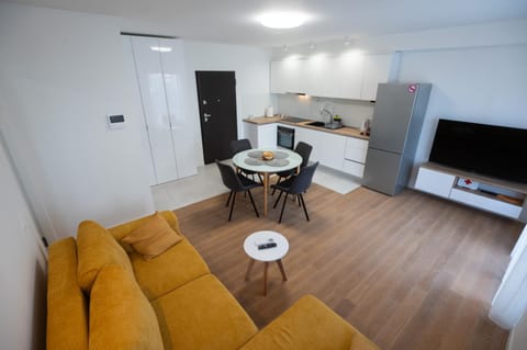 TV and multimedia, Kitchen or kitchenette, Living room, Seating area, Dining area, oven, stove