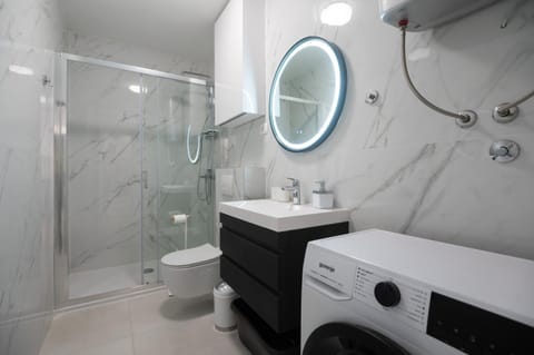 Shower, Toilet, Bathroom, towels