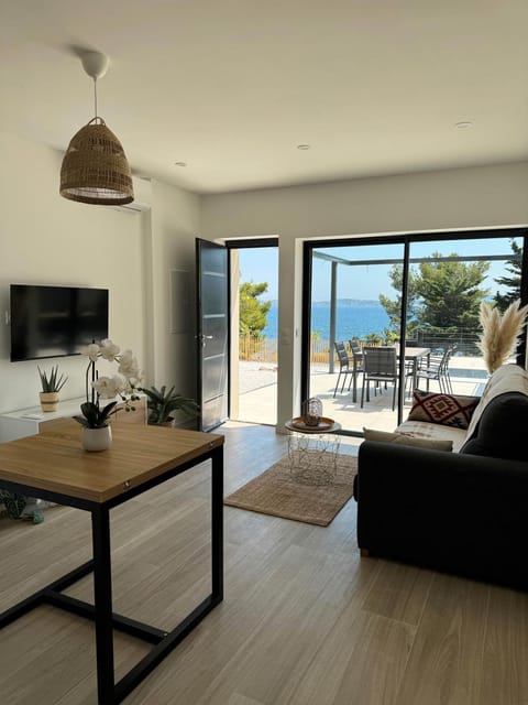 Communal lounge/ TV room, TV and multimedia, View (from property/room), Living room, Seating area, Dining area, Sea view
