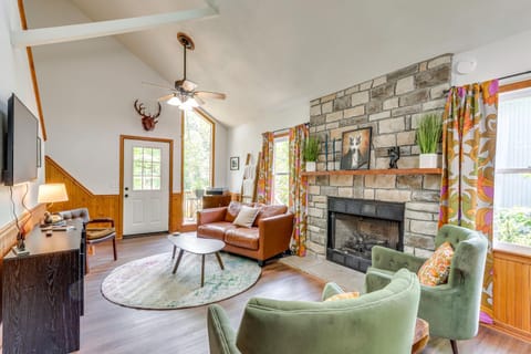 Lakefront Cabin Less Than 3 Mi to Dtwn Eureka Springs! Cabin in Eureka Springs