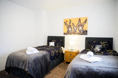 Bed, Bedroom, towels