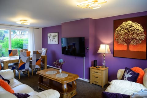 Communal lounge/ TV room, TV and multimedia, Living room, Seating area, Evening entertainment