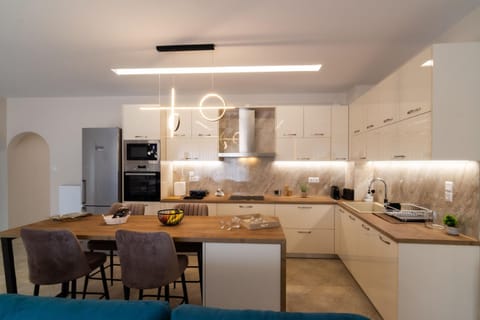 Coffee/tea facilities, Kitchen or kitchenette, Dining area, dishwasher, oven, stove, toaster