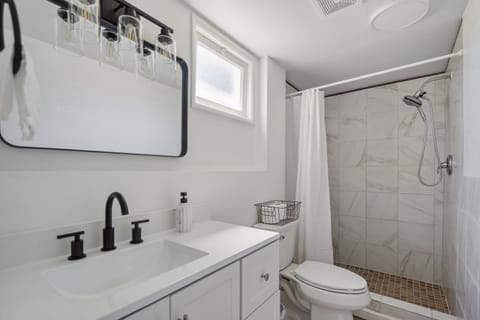 Spacious 5B2B home 5 min to airport with AC, Game Room, WiFi, Parking House in SeaTac