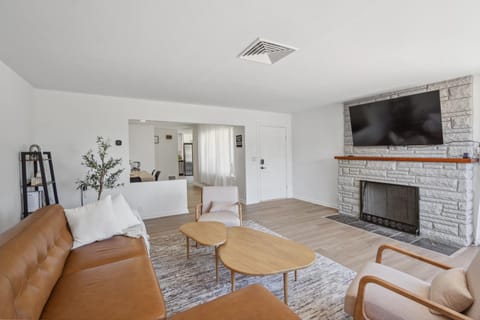 Spacious 5B2B home 5 min to airport with AC, Game Room, WiFi, Parking House in SeaTac