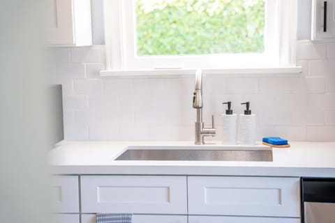 Spacious 5B2B home 5 min to airport with AC, Game Room, WiFi, Parking House in SeaTac