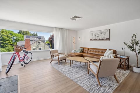 Spacious 5B2B home 5 min to airport with AC, Game Room, WiFi, Parking House in SeaTac