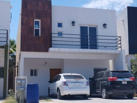 Hermosa casa a 5 minutos del consulado Americano, cuenta con 3 recamaras, sistema de refrigeración y calefacción House in Ciudad Juarez