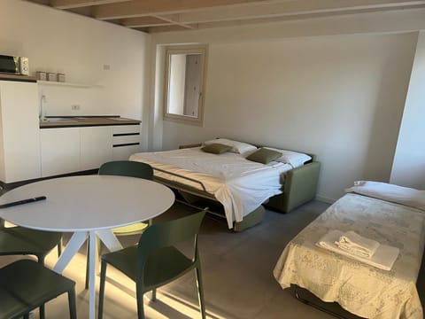 Bed, Kitchen or kitchenette, Dining area