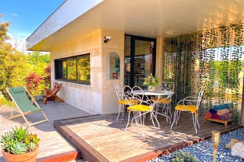 Property building, Restaurant/places to eat, Breakfast