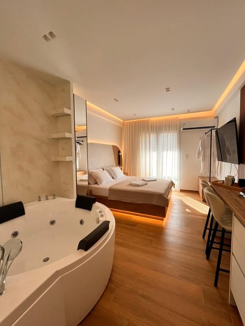 Bed, Hot Tub, Photo of the whole room, Bedroom