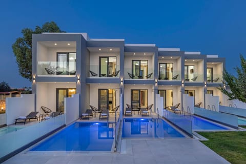 Property building, Night, Pool view, Swimming pool, sunbed