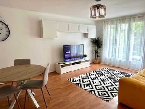 Communal lounge/ TV room, Seating area, Dining area
