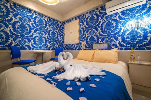 Photo of the whole room, Bedroom