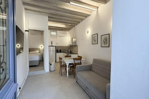 Kitchen or kitchenette, Living room, Photo of the whole room, Seating area, Dining area, oven