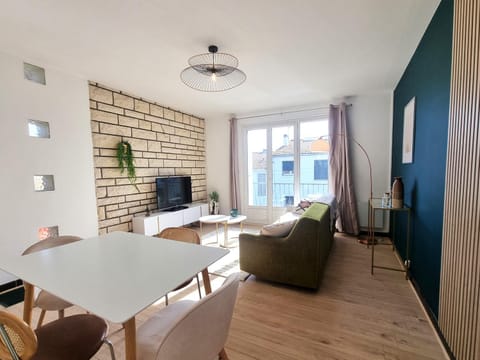 TV and multimedia, Living room, Seating area, Dining area
