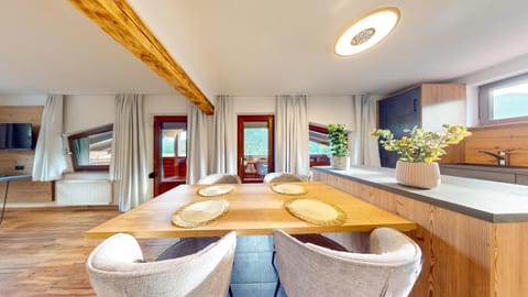 Kitchen or kitchenette, Dining area