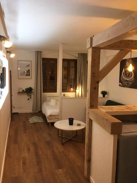 Bed, Photo of the whole room, Seating area