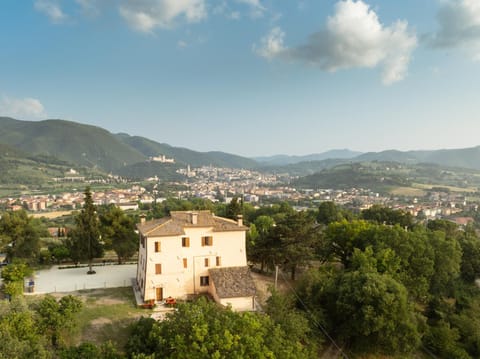Property building, Nearby landmark, Day, Natural landscape, Bird's eye view, City view, Landmark view, Mountain view