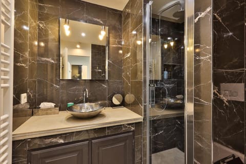 Appartement avec toit terrasse équipé au centre Saint Tropez vue mer Apartment in Saint-Tropez