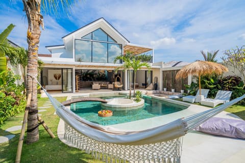 Property building, Garden view, Pool view, Swimming pool, sunbed