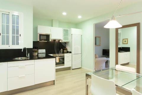 TV and multimedia, Kitchen or kitchenette, Dining area, stove