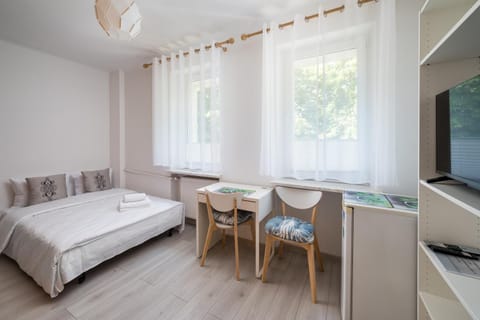 Bed, TV and multimedia, Photo of the whole room, Bedroom