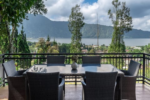 Day, Natural landscape, View (from property/room), Balcony/Terrace, Seating area, Dining area, Lake view, Internal: Not applicable to any particular room