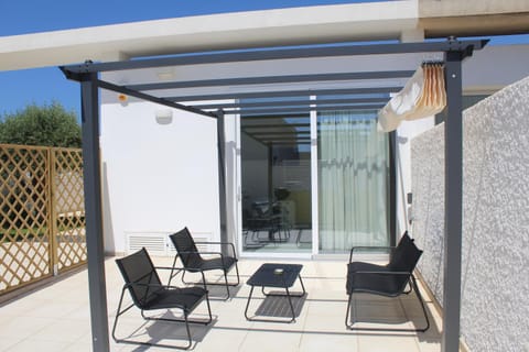 Property building, Patio, Balcony/Terrace, Balcony/Terrace