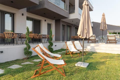 Property building, Patio, Day, Garden, Garden view, sunbed