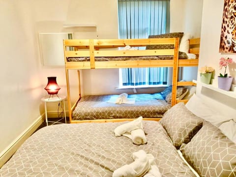 Bed, Photo of the whole room, Bedroom, bunk bed, towels