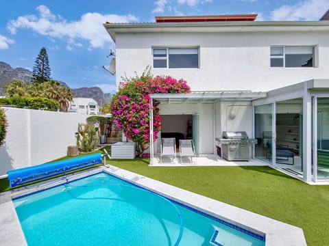 Property building, Patio, Spring, Day, Summer, Garden, Garden view, Pool view, Swimming pool, sunbed